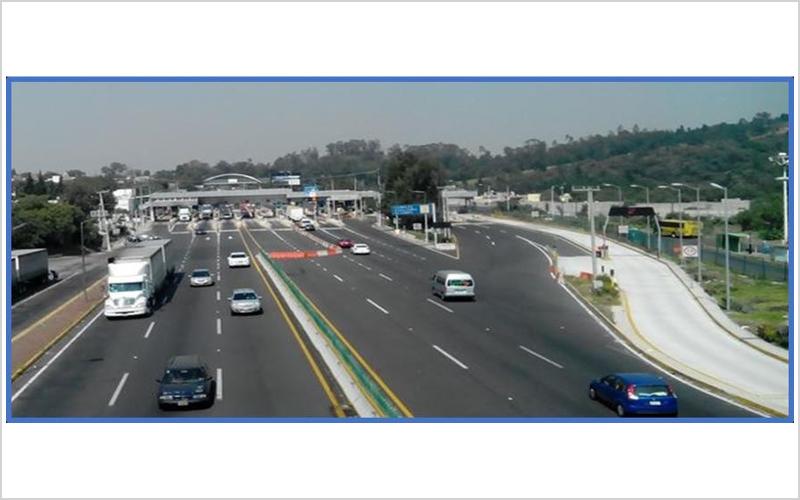 Autopista con zona de plaza de cobro
